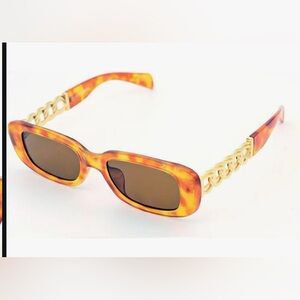 ✨✨Steve Madden Tortoiseshell Sunglasses with Gold Chain Detail